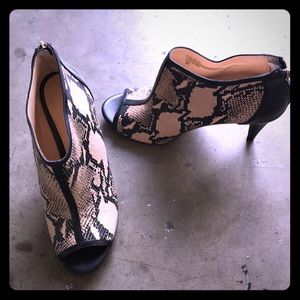 BANANA REPUBLIC OPEN TOE HEELS